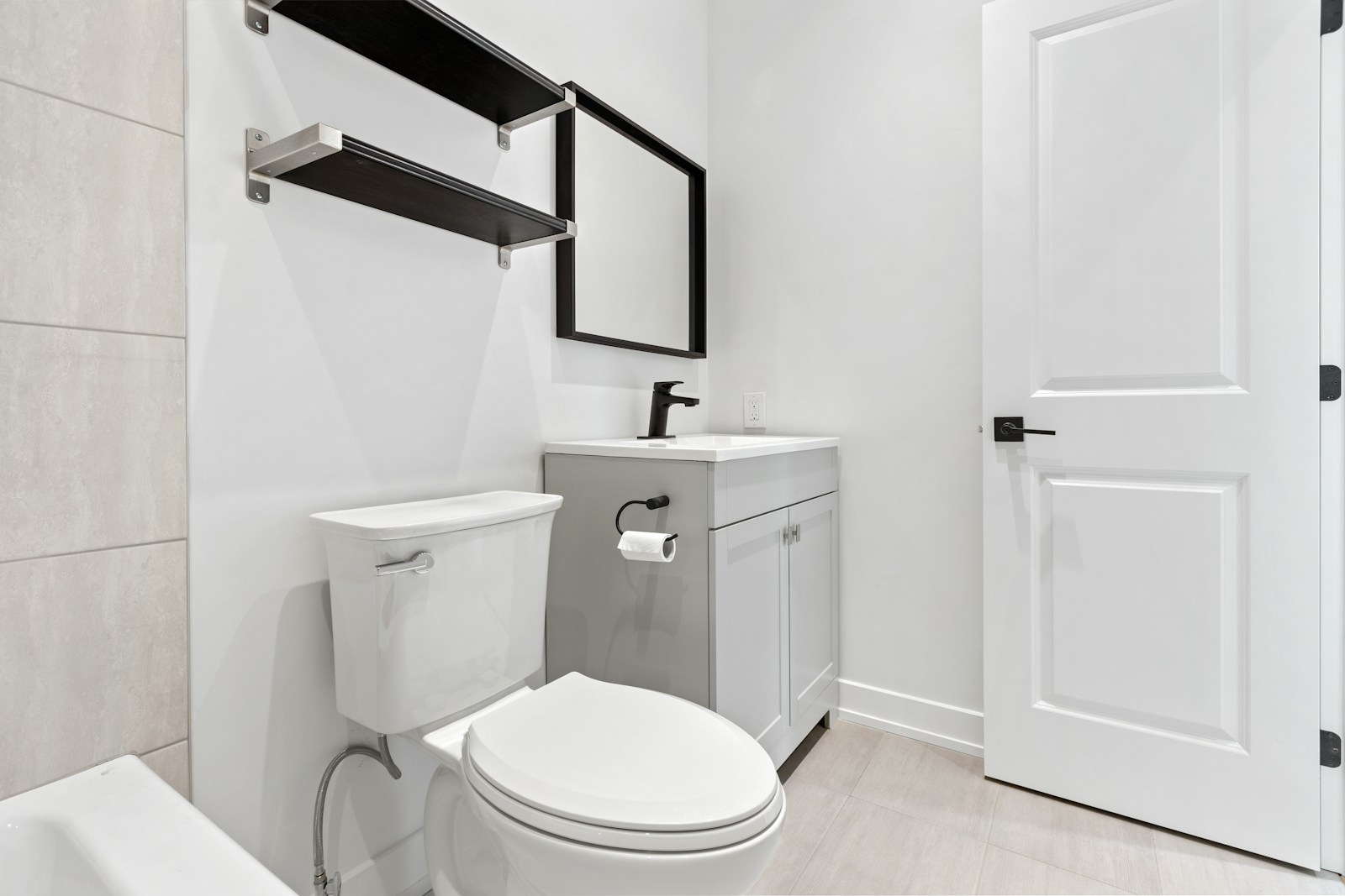 Petits WC aux murs clairs avec une cuvette suspendue