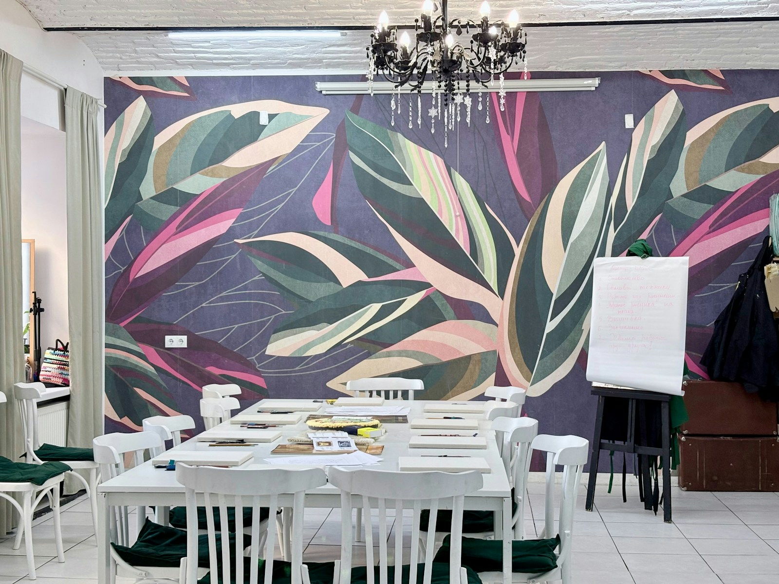 Plafond tapissé d'un papier peint à motif botanique dans une petite pièce.
