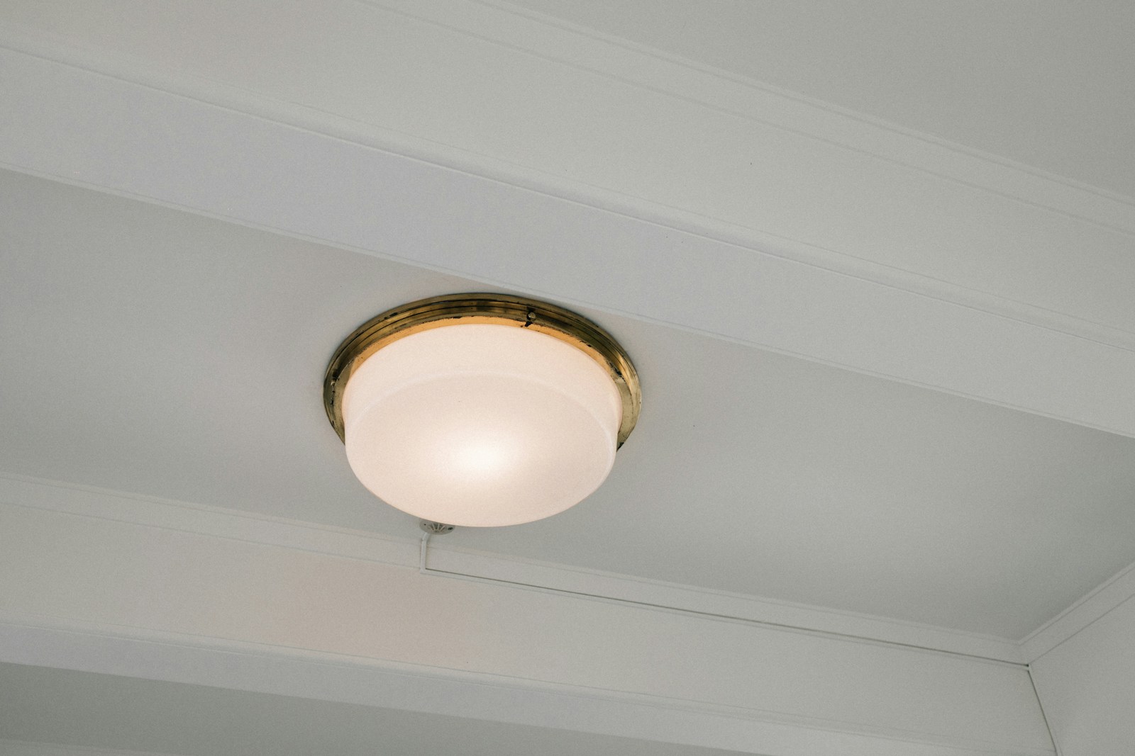 Plafonnier semi-affleurant dans une cuisine à plafond bas.