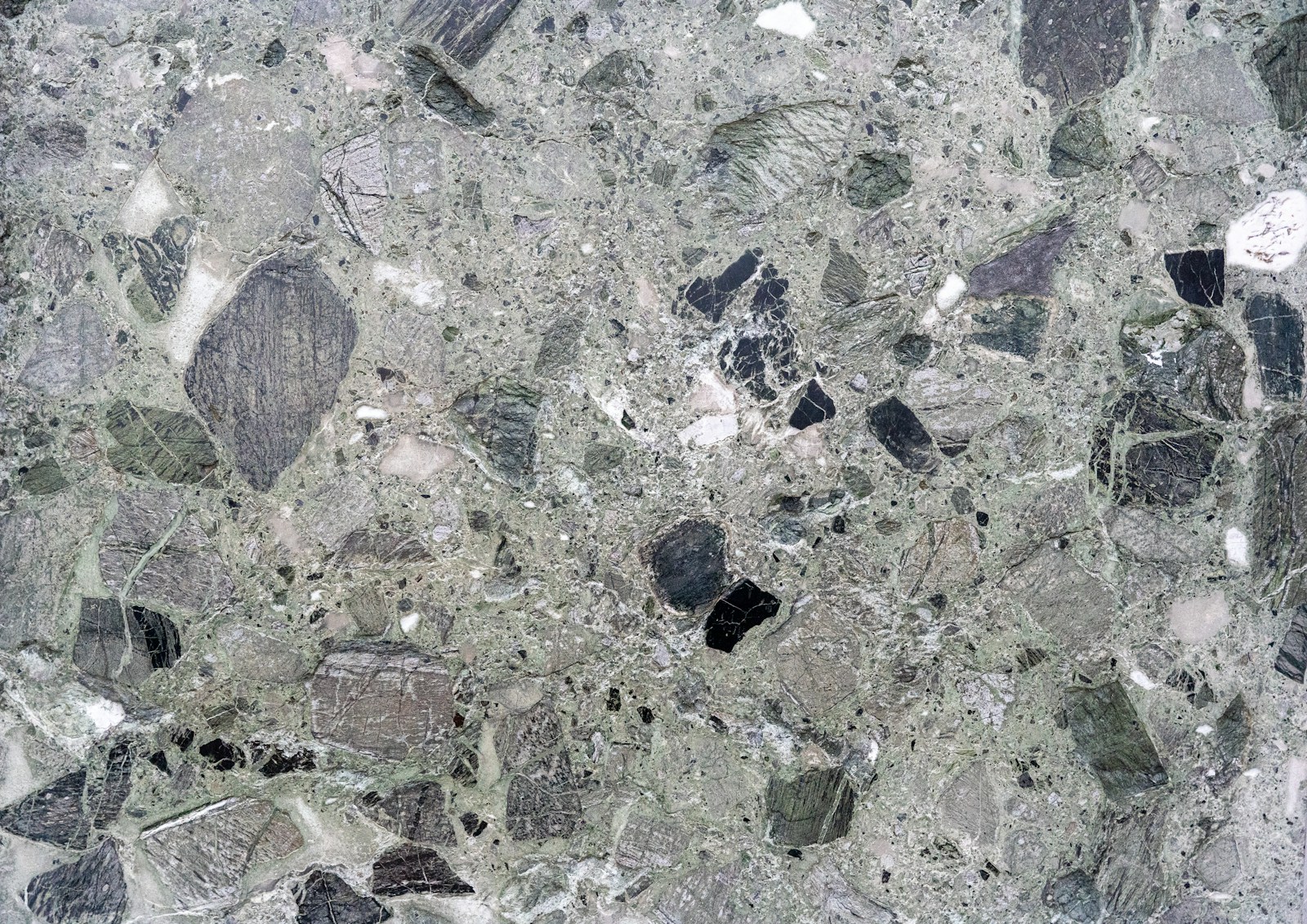 Plan de bar en terrazzo aux éclats de pierre colorés.