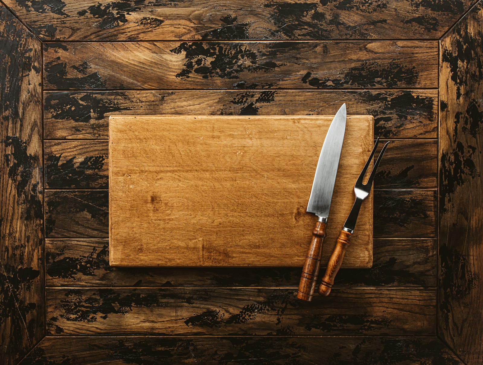 Plan de travail en chêne brut avec planches à découper en bois