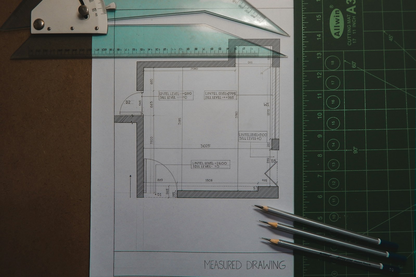 Plan d'implantation posé à plat avec crayon et échantillons de matières