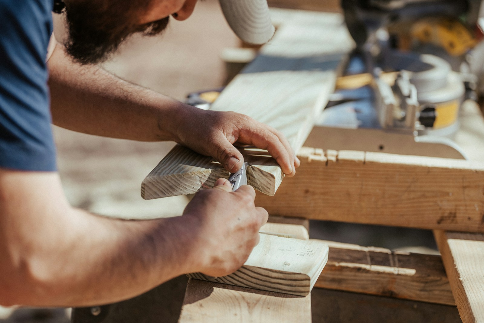 Pose de tasseaux de bois sur un cadre fixé au mur.