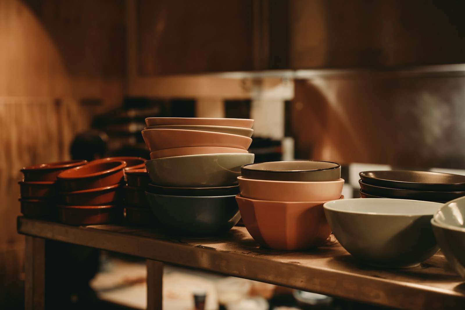 Poteries et pots en terre cuite posés sur une étagère de cuisine