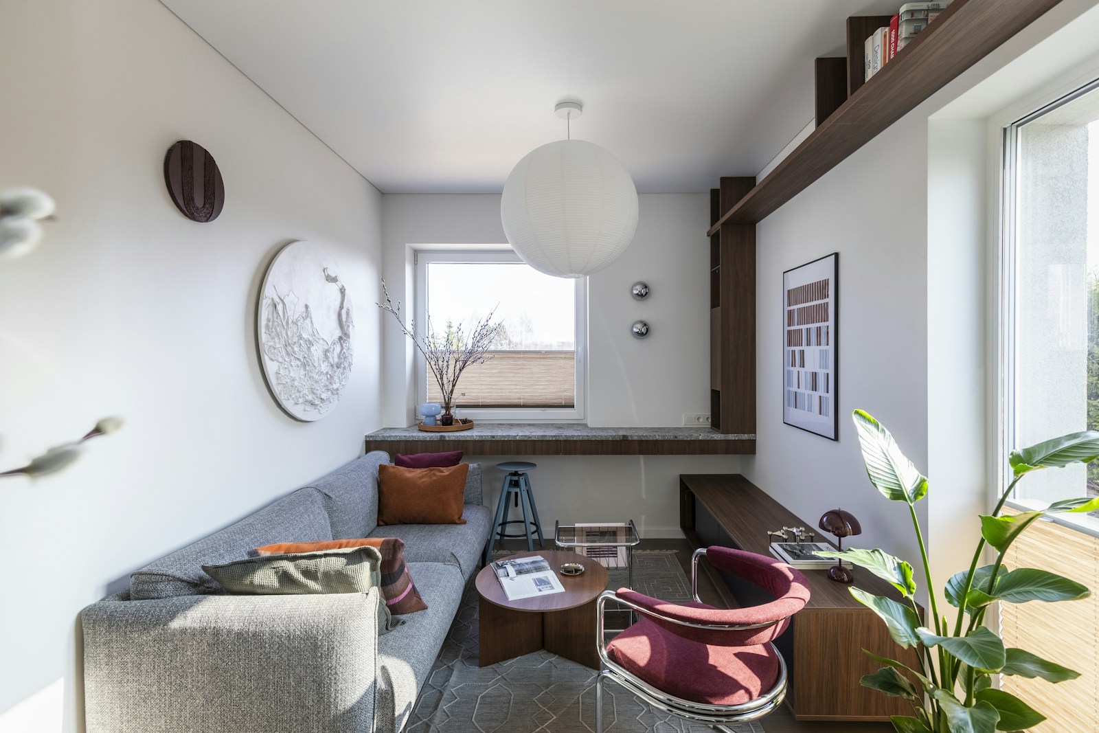 Rangements en bois montant jusqu'au plafond dans un petit appartement.