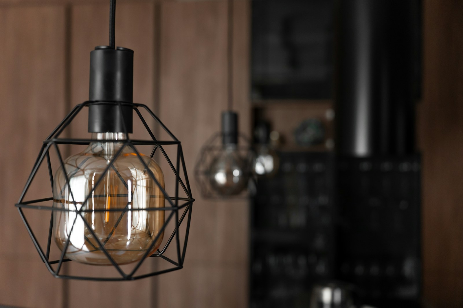Robinetterie noire et suspension assortie dans une cuisine.