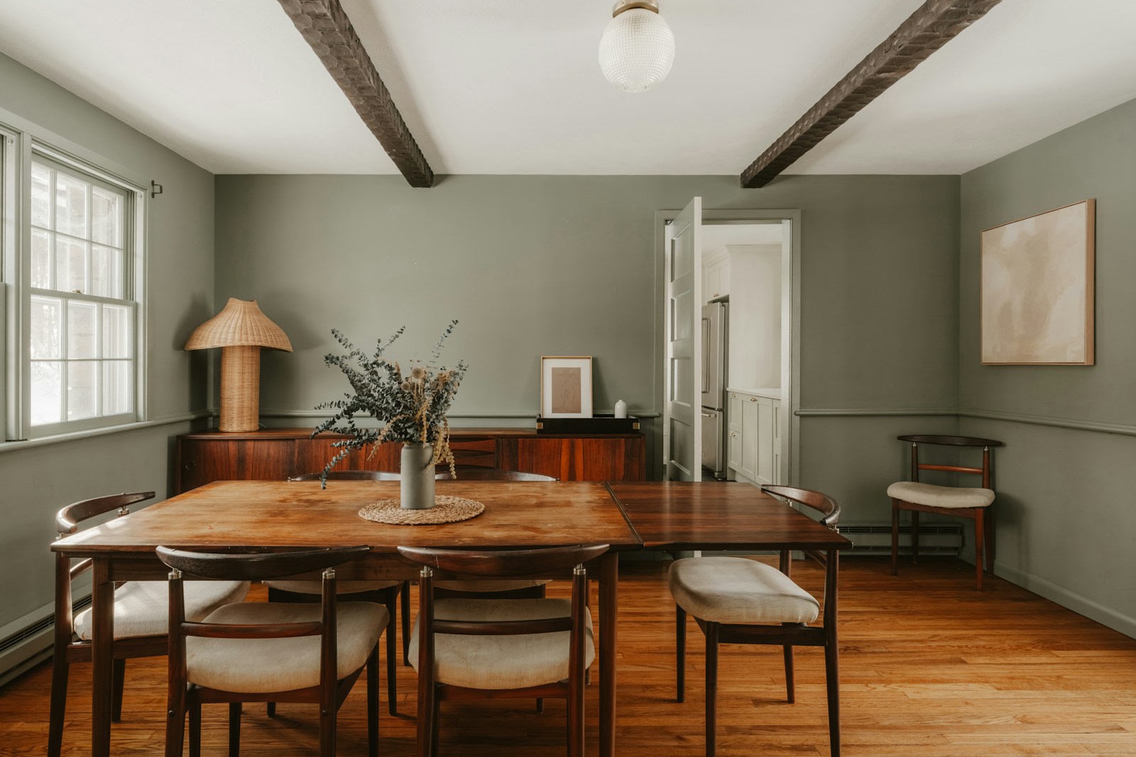 Salle à manger au plafond terracotta, teinte chaude qui referme doucement le volume.