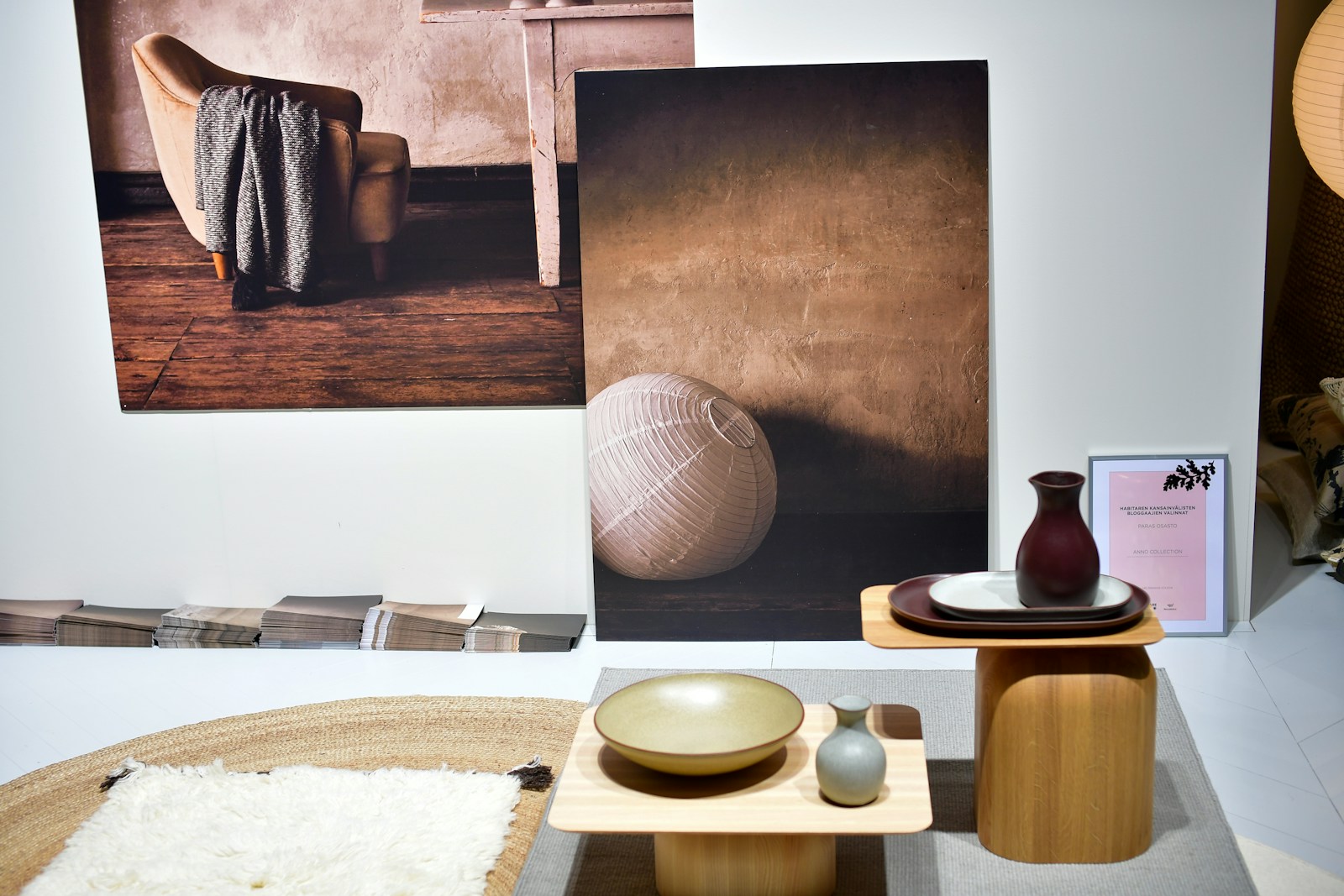 Salon japandi aux meubles bas en bois et textiles beiges, une famille distincte du contemporain.