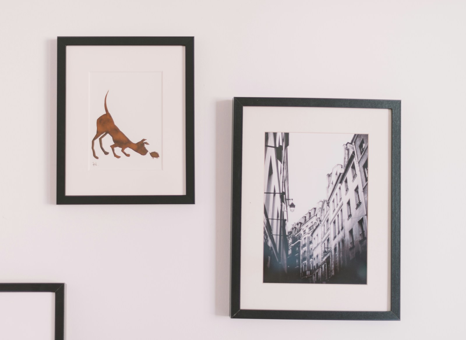Série de cadres identiques accrochés sur un mur de chambre