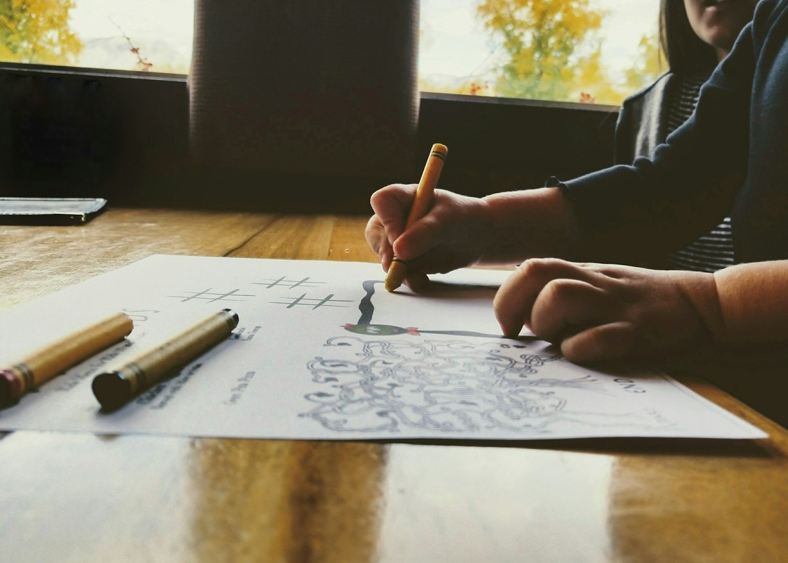 Signature d'un devis à la main sur une table en bois