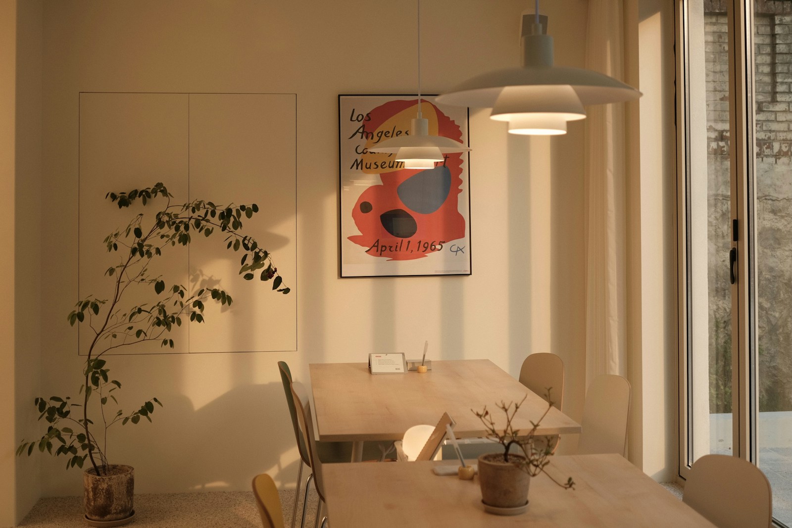 Suspension centrée au-dessus d'une table à manger en bois.