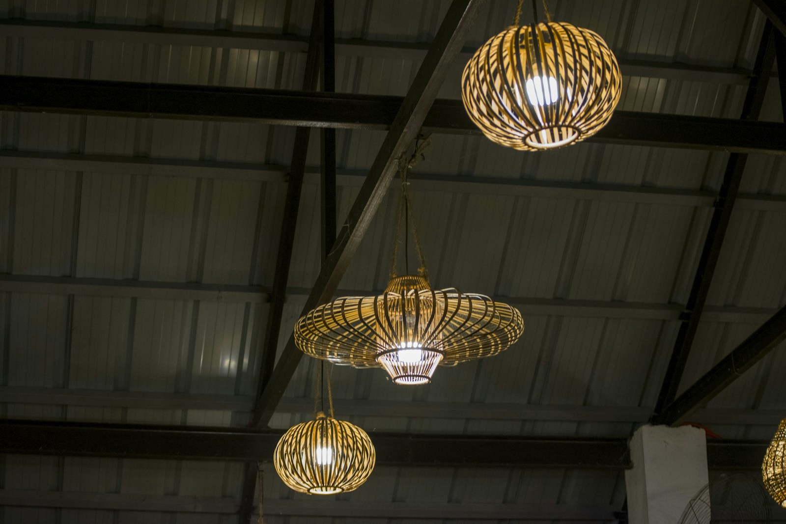 Suspension en rotin tressé accrochée au plafond d'une pièce naturelle.