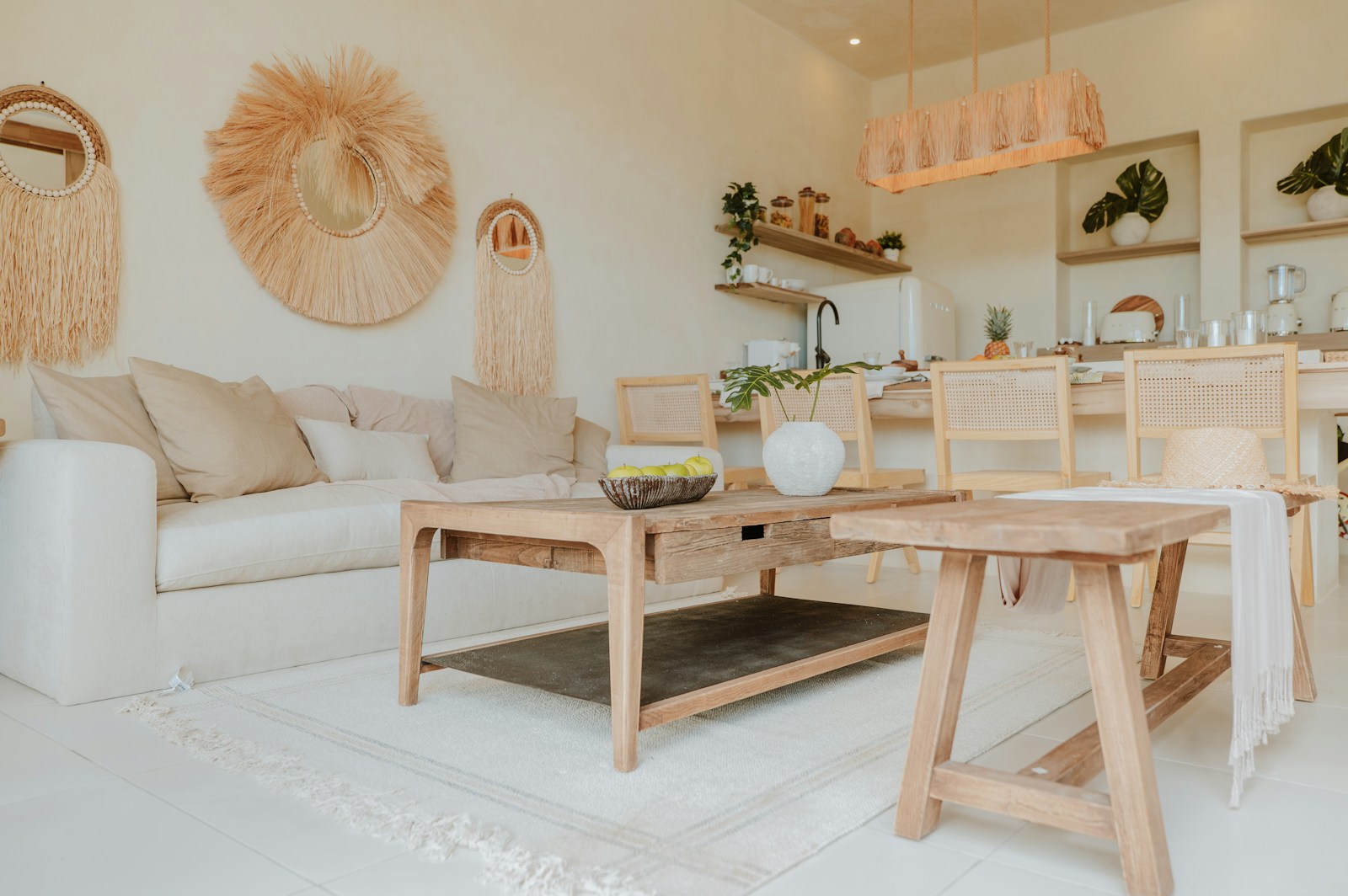 Tapis en jute posé sous une table basse en bois, les pieds avant du canapé dessus.