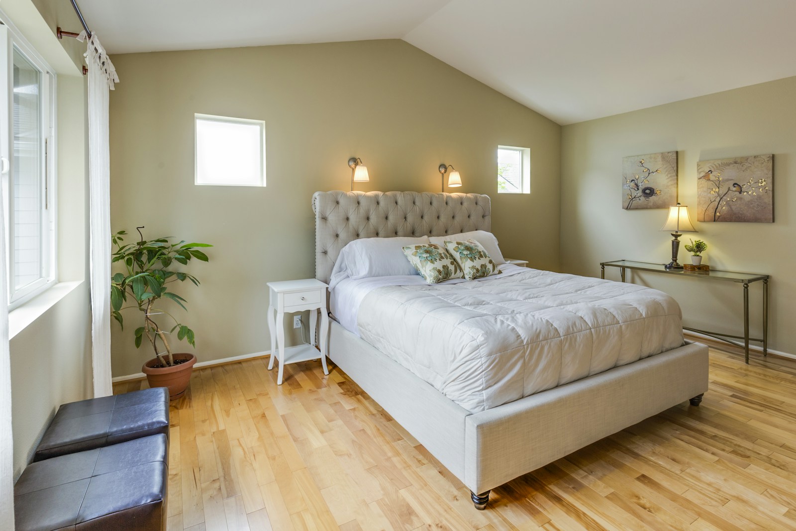 Tapis en laine posé sur un parquet au pied d'un lit