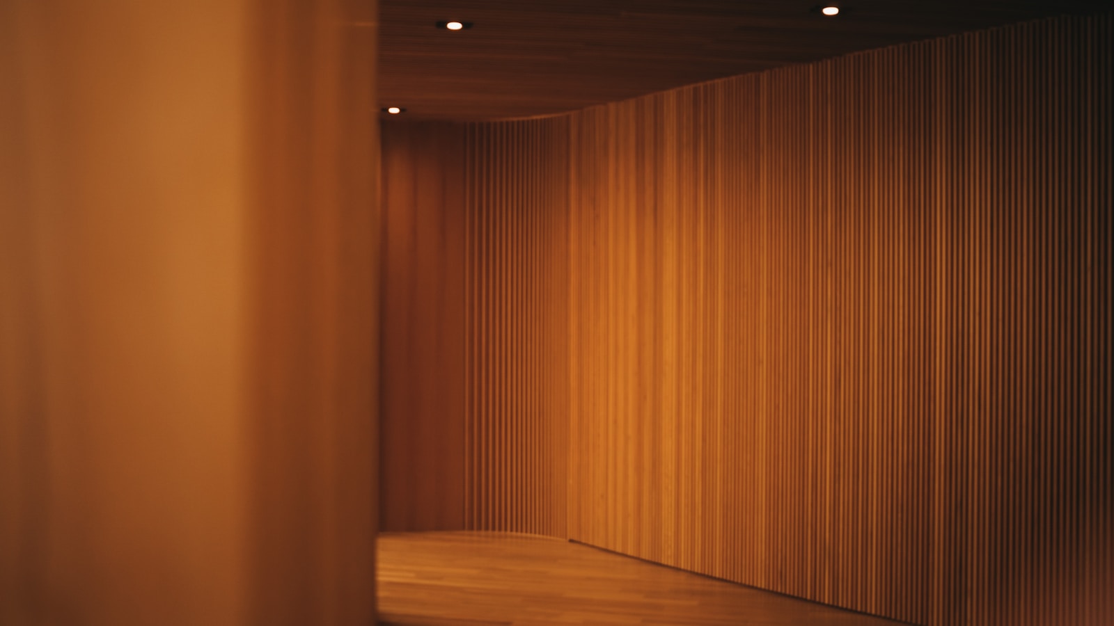 Tasseaux verticaux dans un couloir étroit, effet de hauteur.