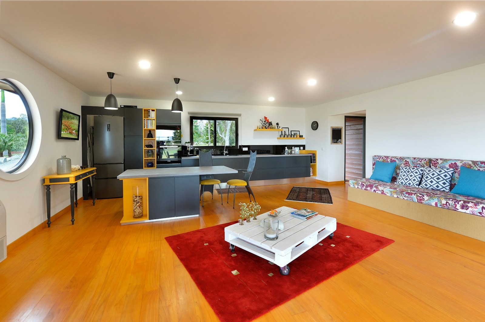 Transition entre carrelage de cuisine et parquet de salon, sans seuil.