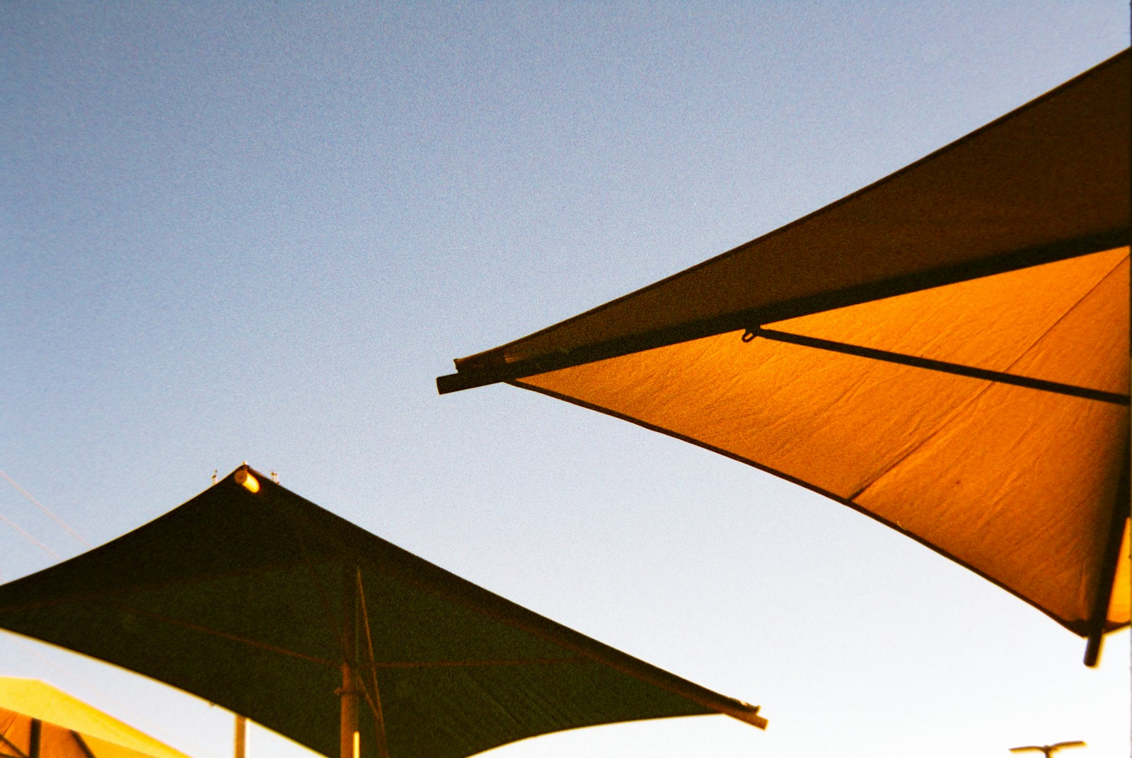 Voile d'ombrage tendue au-dessus d'une terrasse en été.