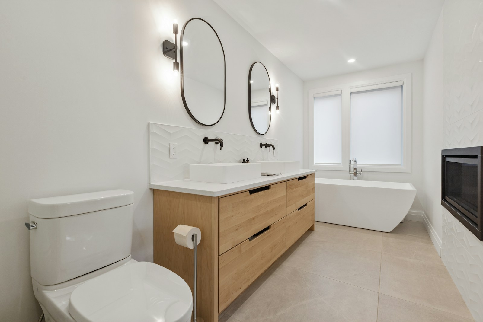 WC suspendu blanc dans des toilettes étroites au sol carrelé.
